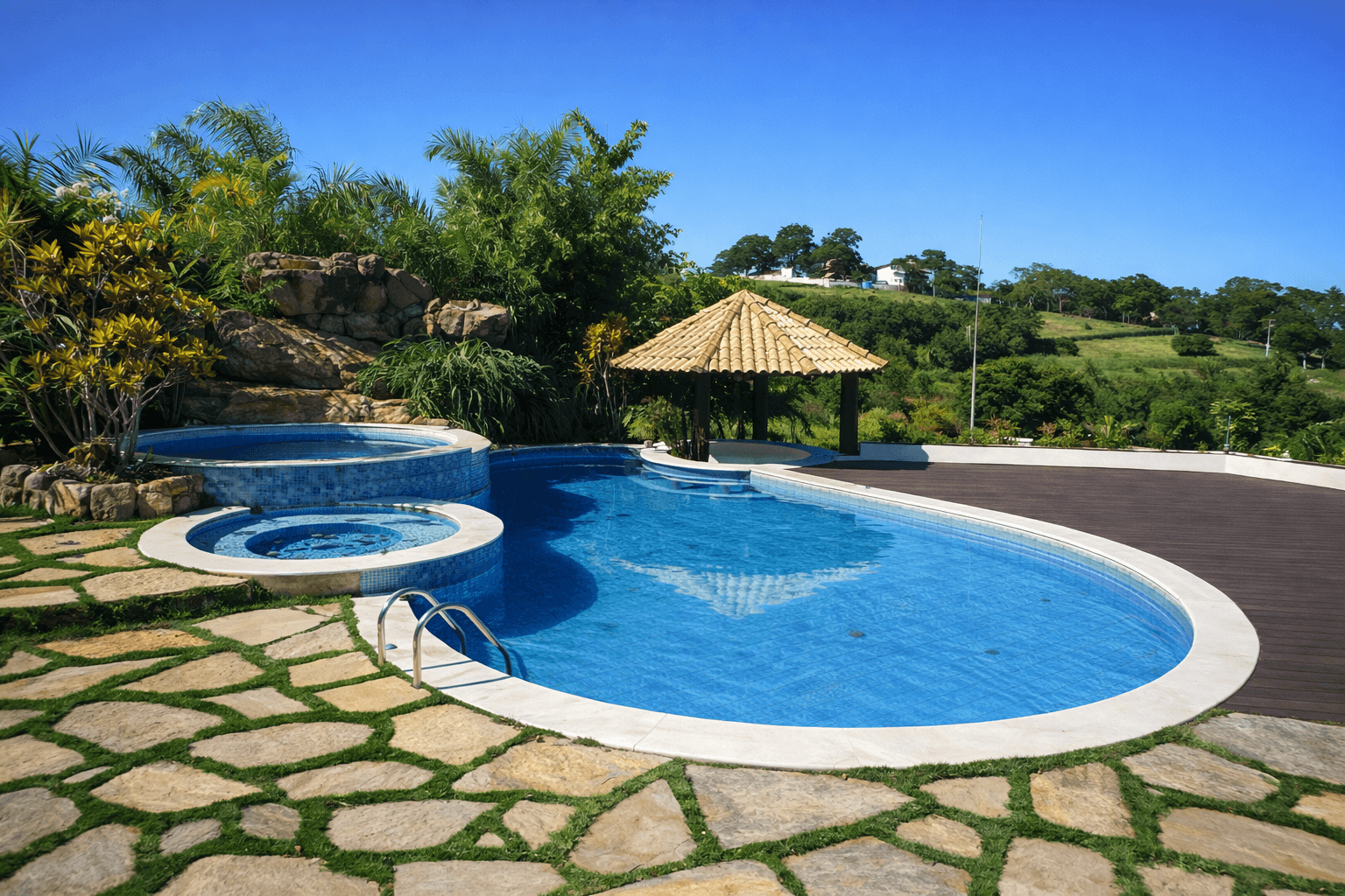 Projeto de construcao de piscina residencial com acabamento premium