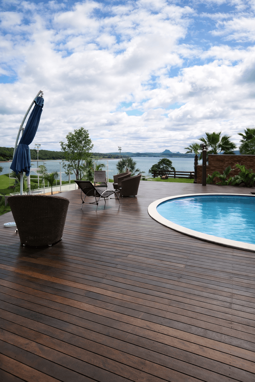 Piscina residencial de alto padrao executada pela Planeta Agua Construcoes